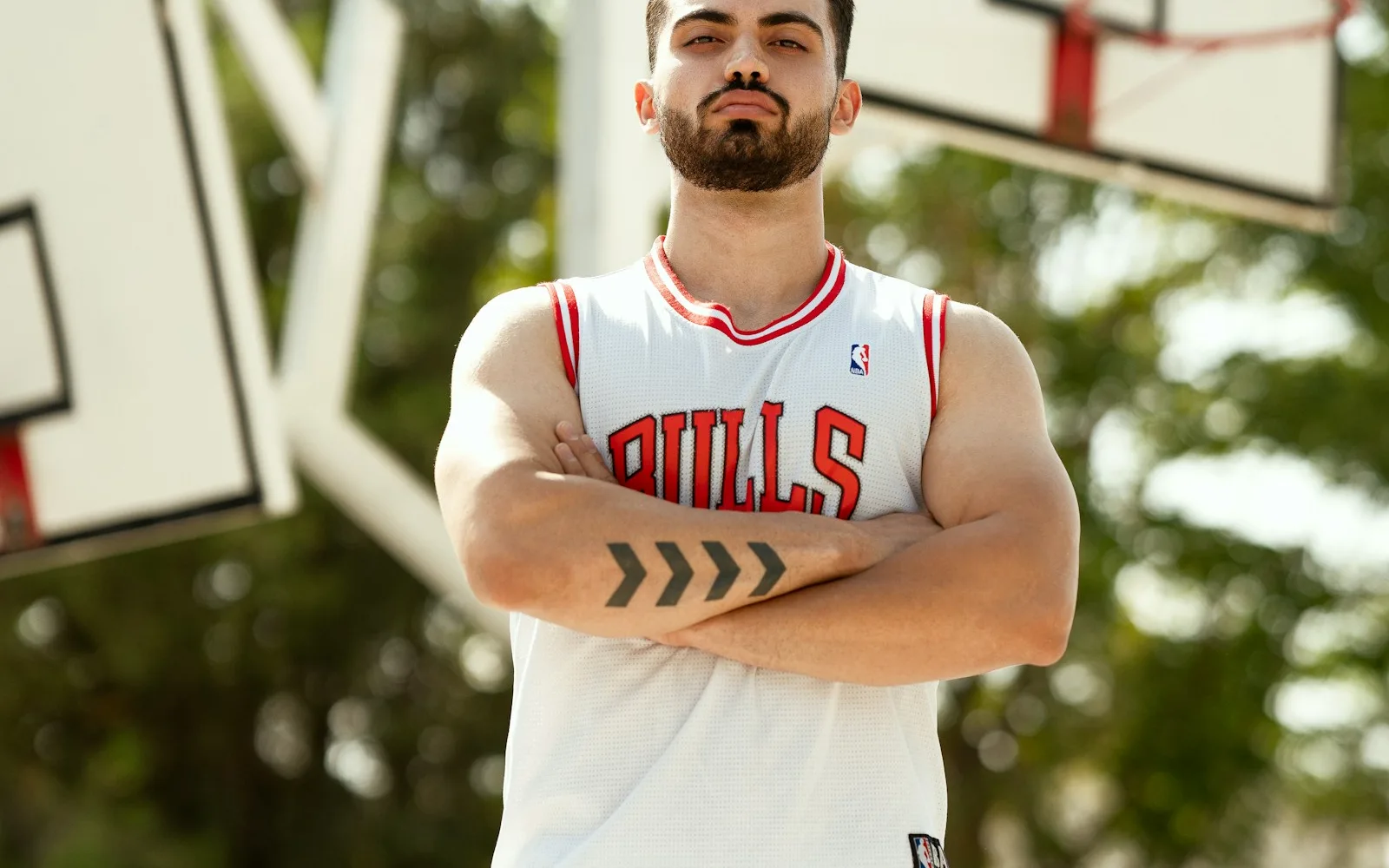Sportovec ve sportovním dresu pro průvodce zdobením polyesterového sportovního oblečení